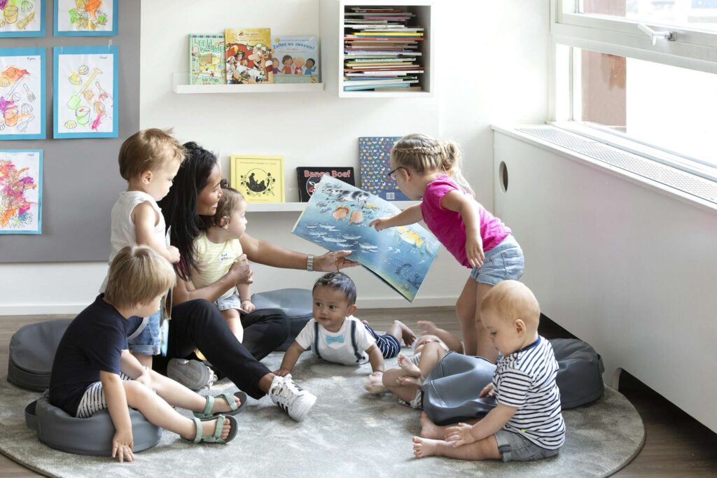 Pedagogisch medewerker aan het voorlezen aan kinderen